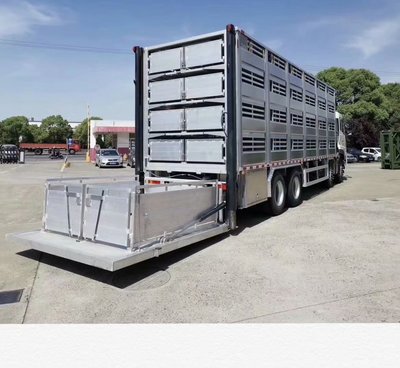 遂寧畜禽運(yùn)輸車價(jià)格解析 9米6拉豬車與隨車起重運(yùn)輸車市場(chǎng)行情